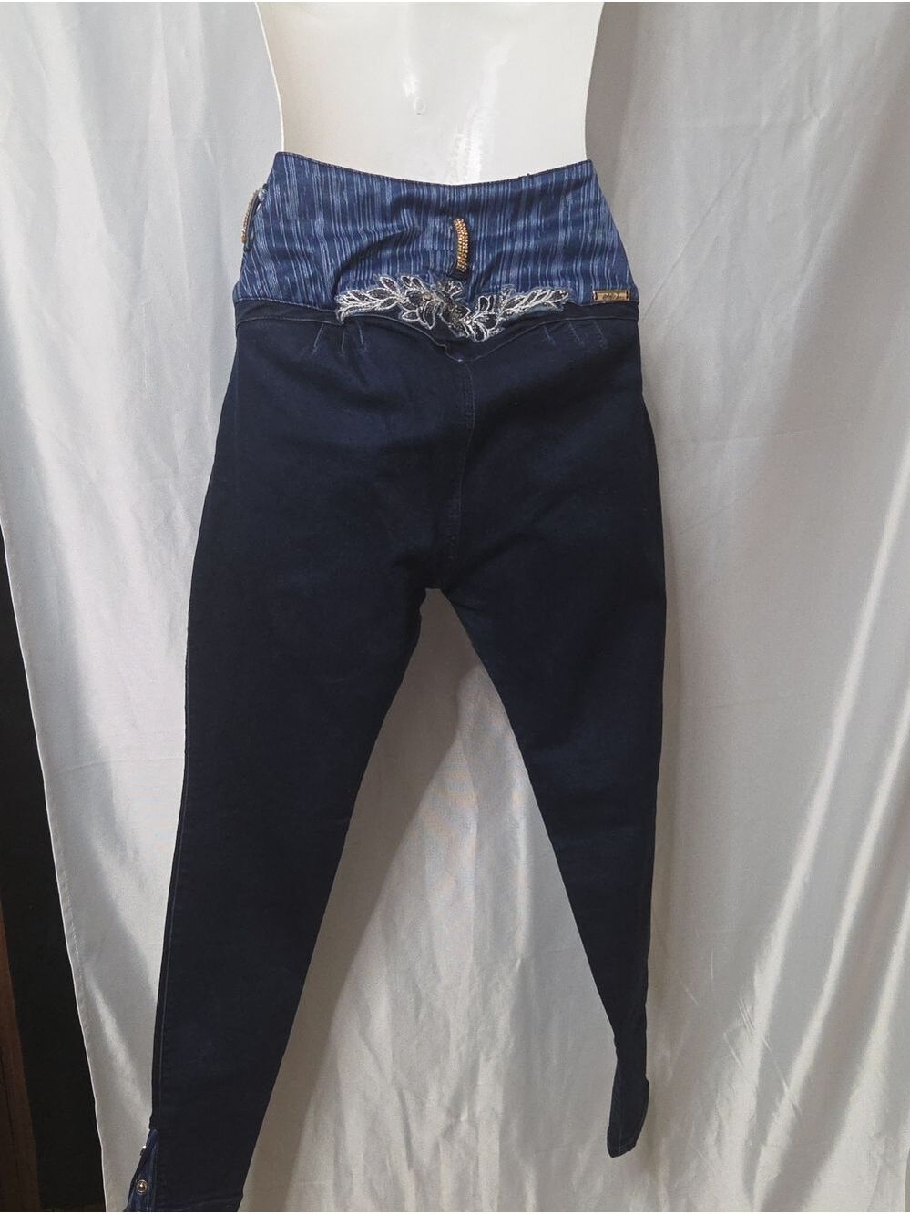 High-Waist Dark Blue Women’s Jeans with Embroidered Waist Detail [1798] Sz 5/6